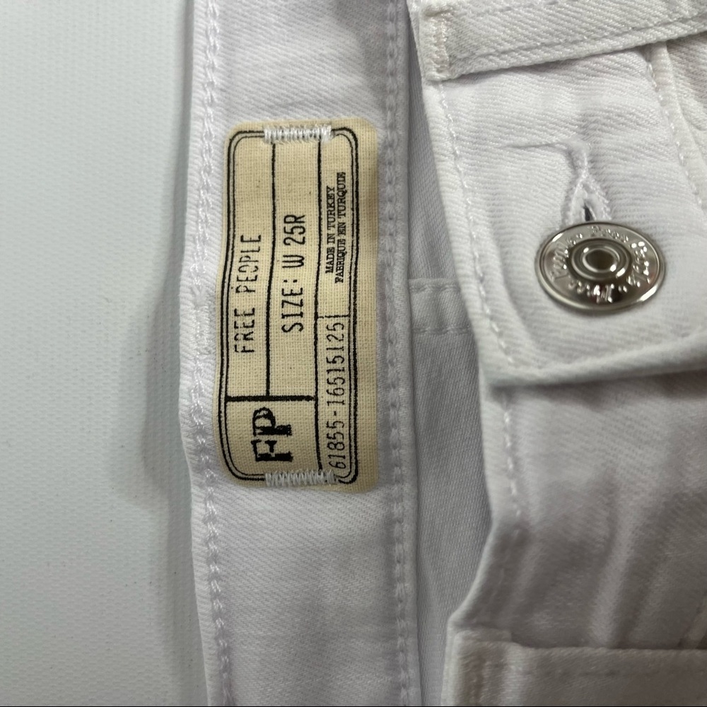 3) NWT Free People White Denim Busted Knee Distressed Skinny 9” Jeans Size 26 - Picture 6 of 15